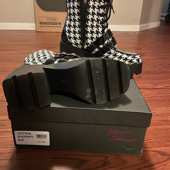 Betsy Johnson cotton black/white bootie. Worn once! - Picture 3 of 5